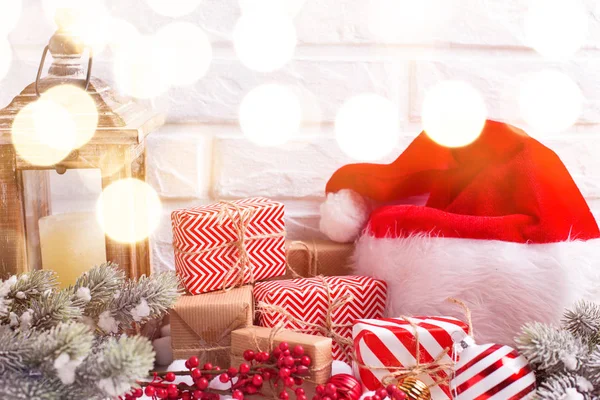 Kerstmis Nieuwjaar Decoraties Kerstmuts Verpakt Kerstcadeautjes Kaars Lantaarn Bont Boomtakken — Stockfoto