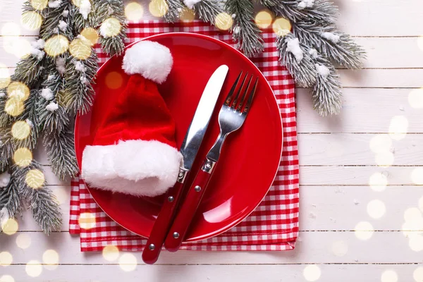 Noel Tablo Ayarı Kırmızı Plaka Bıçak Çatal Peçete Noel Süslemeleri — Stok fotoğraf