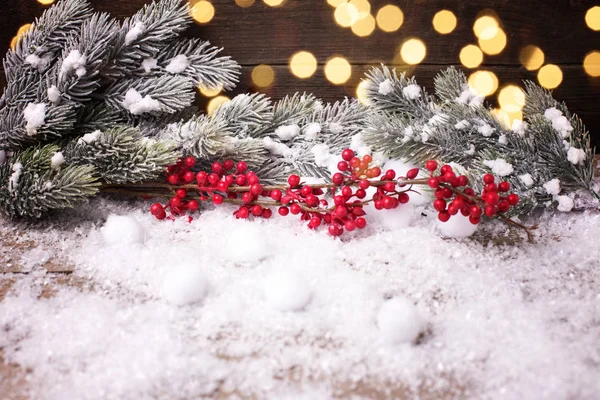 クリスマス枝毛皮ツリーと高齢者の木製の背景ボケ ライトが付いて赤い果実 装飾的なクリスマス物 選択と集中 テキストのための場所 — ストック写真