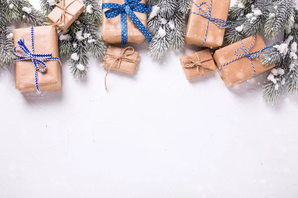 边界从包裹的圣诞礼物和毛皮树分支在白色纹理的背景 选择性对焦 顶部视图 文本的位置 — 图库照片