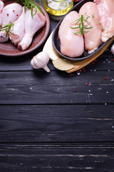 Çiğ Çiğ Tavuk Göğsü Bacaklar Veya Siyah Ahşap Arka Plan — Stok fotoğraf