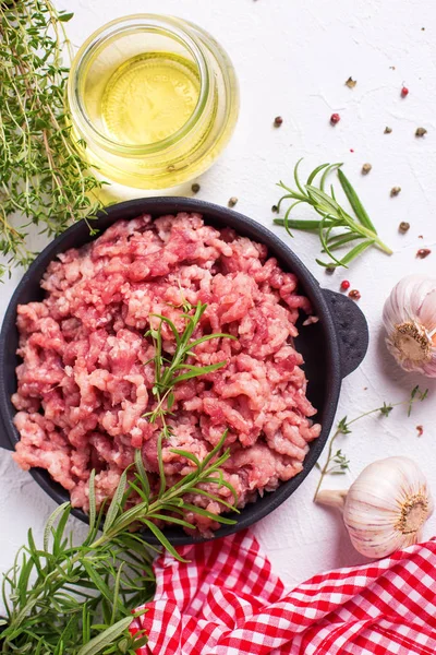 Köttfärs Skål Med Ingredienser För Matlagning Texturerat Bakgrund Selektivt Fokus — Stockfoto