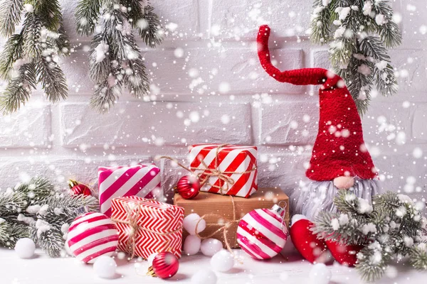 Winter Vakantie Decoraties Elf Kerstcadeaus Ballen Verpakt Getextureerde Bont Boomtakken — Stockfoto