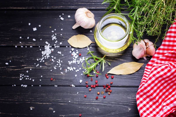 Fles Met Olijfolie Met Kruiden Specerijen Zwarte Houten Achtergrond Bovenaanzicht — Stockfoto