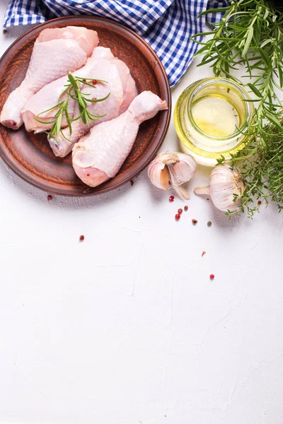 Pernas Frango Cruas Não Cozidas Baquetas Prato Com Ingredientes Para — Fotografia de Stock