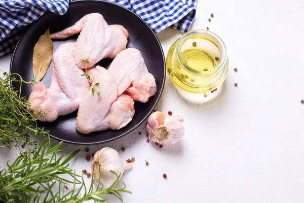Çiğ Çiğ Tavuk Kanadı Işık Yemek Pişirmek Için Malzemelerle Siyah — Stok fotoğraf