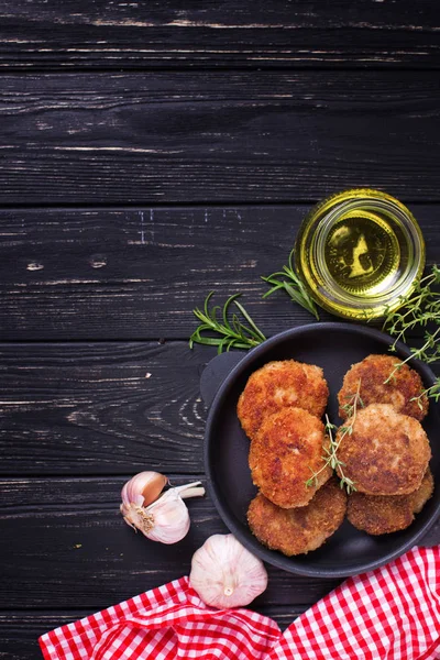 Chuletas Caseras Con Hierbas Especias Sobre Fondo Madera Negra Enfoque —  Fotos de Stock