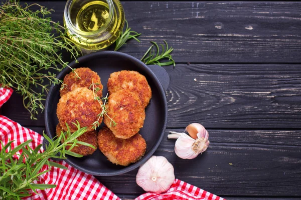 Chuletas Caseras Con Hierbas Frescas Especias Sobre Fondo Madera Negra —  Fotos de Stock