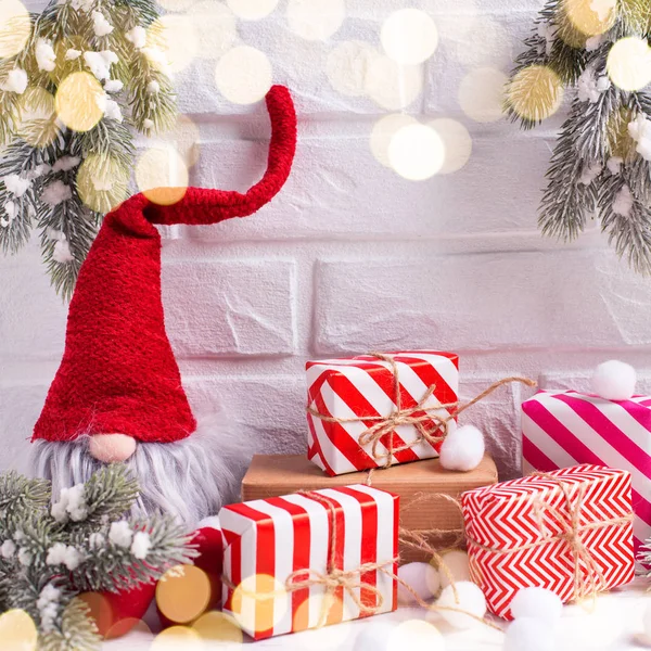 Winter Decoraties Voor Feestdagen Elf Verpakt Kerstcadeaus Bont Boomtakken Met — Stockfoto