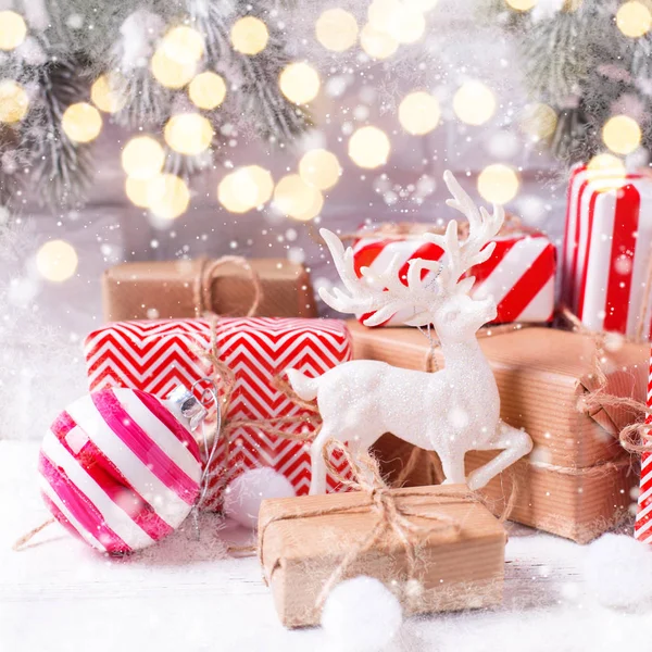 Decoración Vacaciones Invierno Ciervo Decorativo Regalos Navidad Envueltos Ramas Árbol —  Fotos de Stock