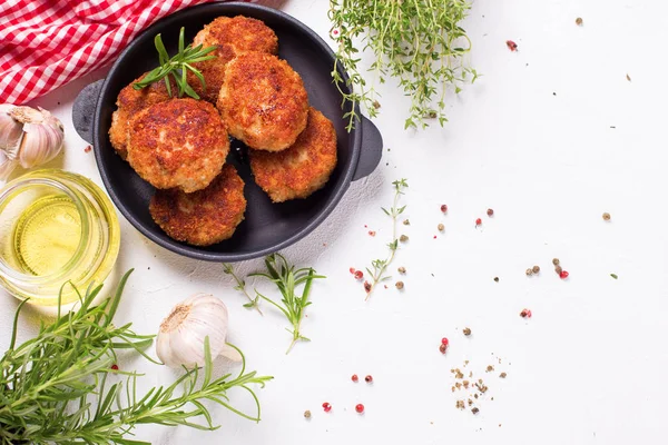 Chuletas Caseras Con Hierbas Especias Sartén Sobre Fondo Textura Clara —  Fotos de Stock