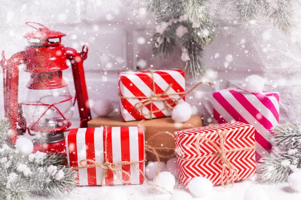 Becsomagolt Karácsonyi Ajándékokat Fenyő Ágai Dekoratív Piros Lámpa Fehér Textúrázott — Stock Fotó