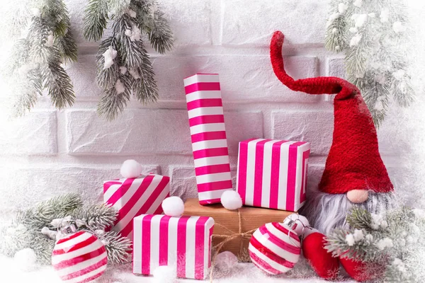 Winterfestdekoration Elfe Verpackte Weihnachtsgeschenke Kugeln Tannenzweige Auf Weißem Hintergrund Selektiver — Stockfoto