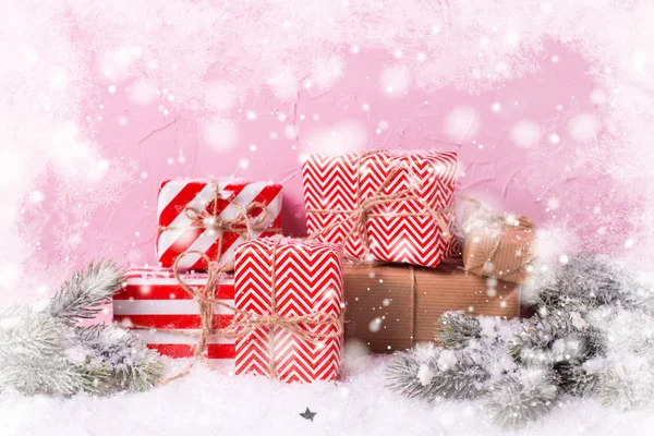 Nieuwjaars Versieringen Verpakte Kerstcadeaus Bont Boomtakken Tegen Roze Gestructureerde Achtergrond — Stockfoto