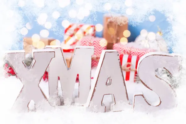 Weihnachtsdekoration Wort Weihnachten Verpackte Geschenke Tannenzweige Beeren Und Dekorative Kugel — Stockfoto