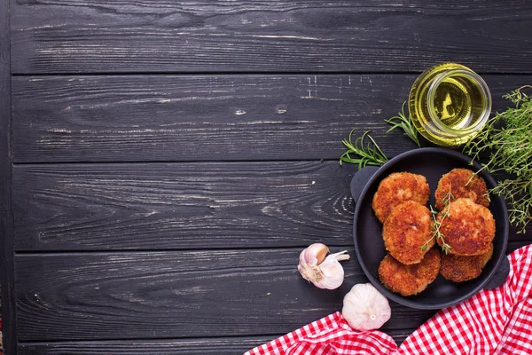 Chuletas Caseras Frescas Con Hierbas Especias Sobre Fondo Madera Negra —  Fotos de Stock