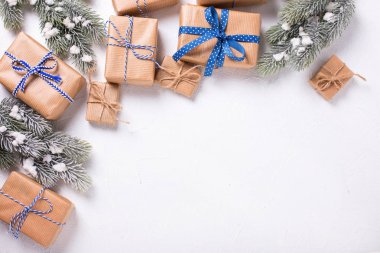 köknar ağaç dalları ve Noel süsleri şenlikli kış tatil kompozisyonu