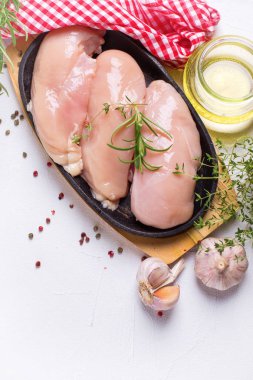 Kase üzerinde açık renkli yemek pişirmek için malzemelerle çiğ çiğ tavuk eti