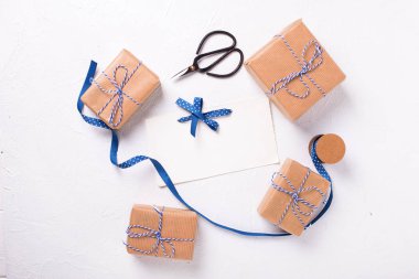 Festival hediye kutuları kağıt ambalaj sarılı