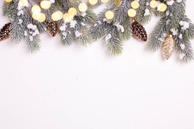 köknar ağaç dalları ve Noel süsleri şenlikli kış tatil kompozisyonu