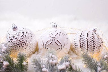 Noel ve yeni yıl dekoratif beyaz topları ile ayarla