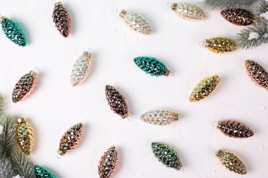 beyaz zemin üzerinde düzenlenmiş Noel ve yeni yıl süslemeleri ile düz lay