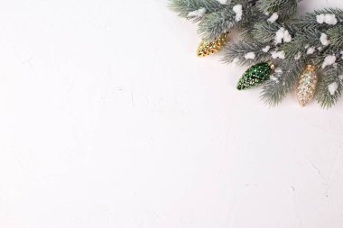 köknar ağaç dalları ve Noel süsleri şenlikli kış tatil kompozisyonu