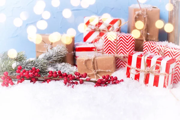 モミの木の枝とクリスマスの装飾お祝い冬休日組成 — ストック写真