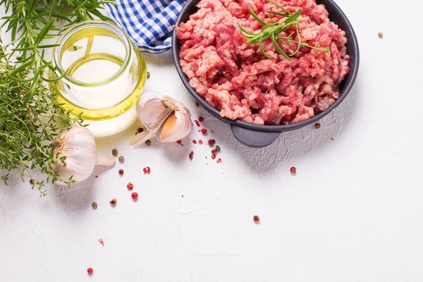 Rohes Hackfleisch Schüssel Mit Zutaten Zum Kochen Auf Weißem Hintergrund — Stockfoto