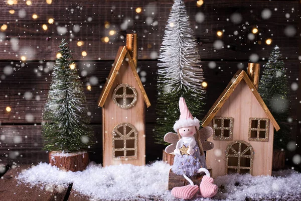 节日寒假组成与冷杉树枝和圣诞装饰品 — 图库照片