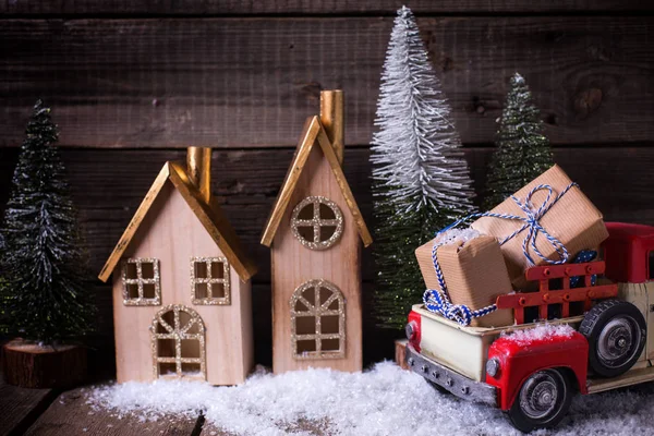Zár Megjelöl Kilátás Nyílik Vörös Játékautó Karácsonyi Díszek Ezen Környéken — Stock Fotó