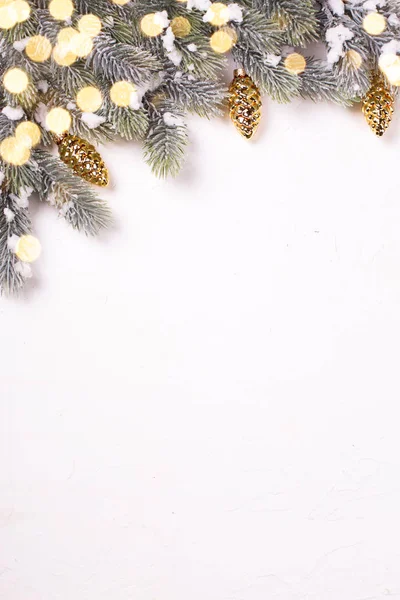 モミの木の枝とクリスマスの装飾お祝い冬休日組成 — ストック写真