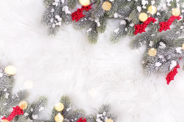 Festliche Winterfestkomposition Mit Tannenzweigen Und Weihnachtsschmuck — Stockfoto