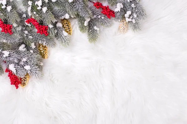 Festliche Winterfestkomposition Mit Tannenzweigen Und Weihnachtsschmuck — Stockfoto