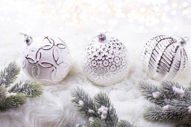 Noel ve yeni yıl dekoratif beyaz topları ile ayarla