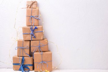 kaydırılan Noel hediyelerini yığını bakış beyaz duvar arka plan üzerinde kapatın