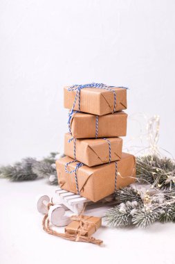 kaydırılan Noel hediyelerini yığını bakış beyaz duvar arka plan üzerinde kapatın