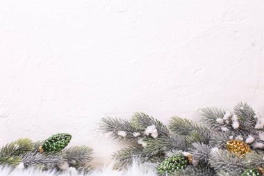 uygun ağaç dalları ve beyaz arka plan üzerinde Noel süsleri üstten görünüm