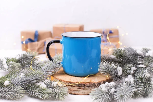 Nahaufnahme Der Blauen Tasse Mit Winterdekoration Auf Weißem Hintergrund — Stockfoto