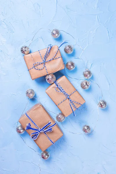Pohled Shora Zabalené Vánoční Dárky Modré Texturou Stolní — Stock fotografie