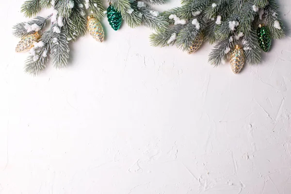 Vista Superior Ramos Árvore Ajuste Decorações Natal Fundo Branco — Fotografia de Stock