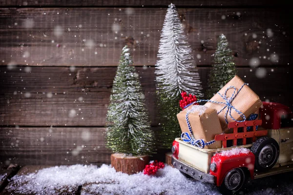 Крупним Планом Загорнуті Подарунки Червоний Іграшковий Автомобіль Різдвяними Прикрасами Навколо — стокове фото