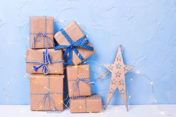 Nahaufnahme Von Stapel Von Verpackten Weihnachtsgeschenken Auf Blauem Wandhintergrund — Stockfoto