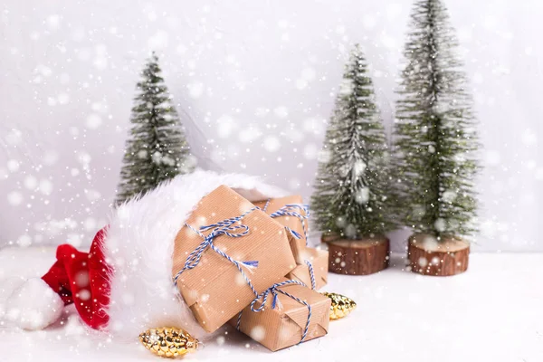 Vue Rapprochée Des Cadeaux Enveloppés Dans Chapeau Rouge Père Noël — Photo