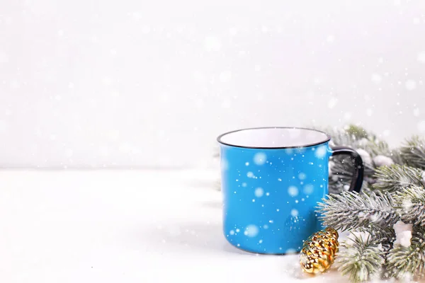 Vista Cerca Taza Azul Con Decoraciones Invierno Sobre Fondo Blanco — Foto de Stock