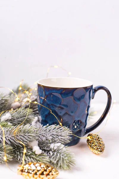 Nahaufnahme Der Blauen Tasse Mit Winterdekoration Auf Weißem Hintergrund — Stockfoto