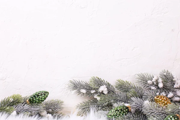 Uygun Ağaç Dalları Beyaz Arka Plan Üzerinde Noel Süsleri Üstten — Stok fotoğraf