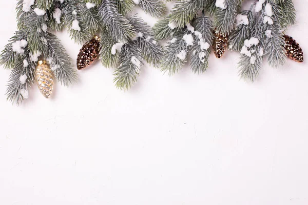 Χειμερινές Εορταστικές Διακοπές Σύνθεση Κλαδιά Δέντρων Ελάτης Και Διακοσμήσεις Χριστουγέννων — Φωτογραφία Αρχείου