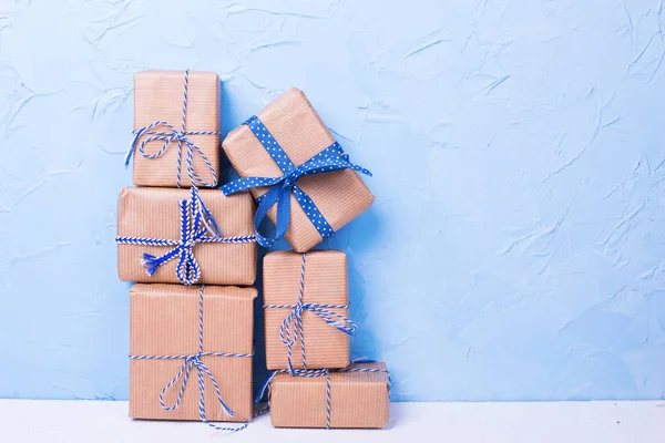 Vue Rapprochée Pile Cadeaux Noël Enveloppés Sur Fond Mur Bleu — Photo