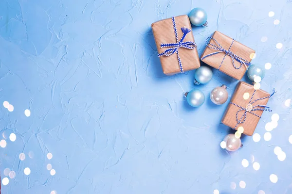 Верхний Вид Завернутых Рождественских Подарков Голубой Текстурированной Столешнице — стоковое фото